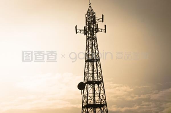 黄昏时分高压柱对天空